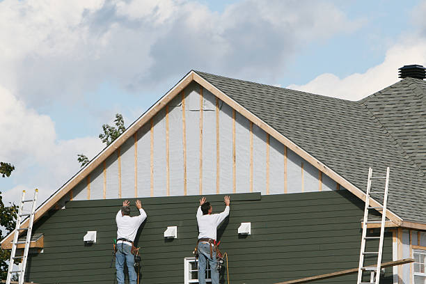 Professional Siding Replacement technician working in Nashville, IL